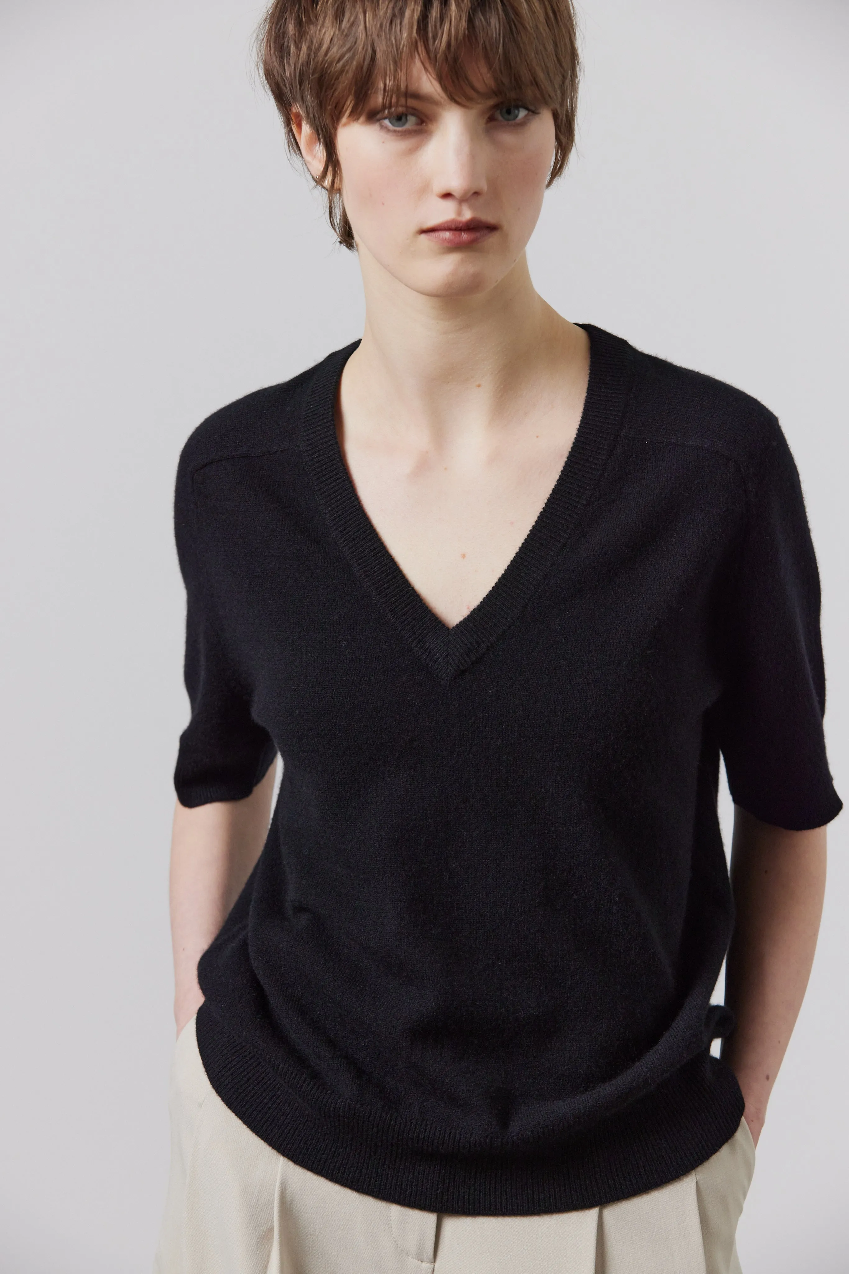 Jasper Cashmere V-Neck - Black