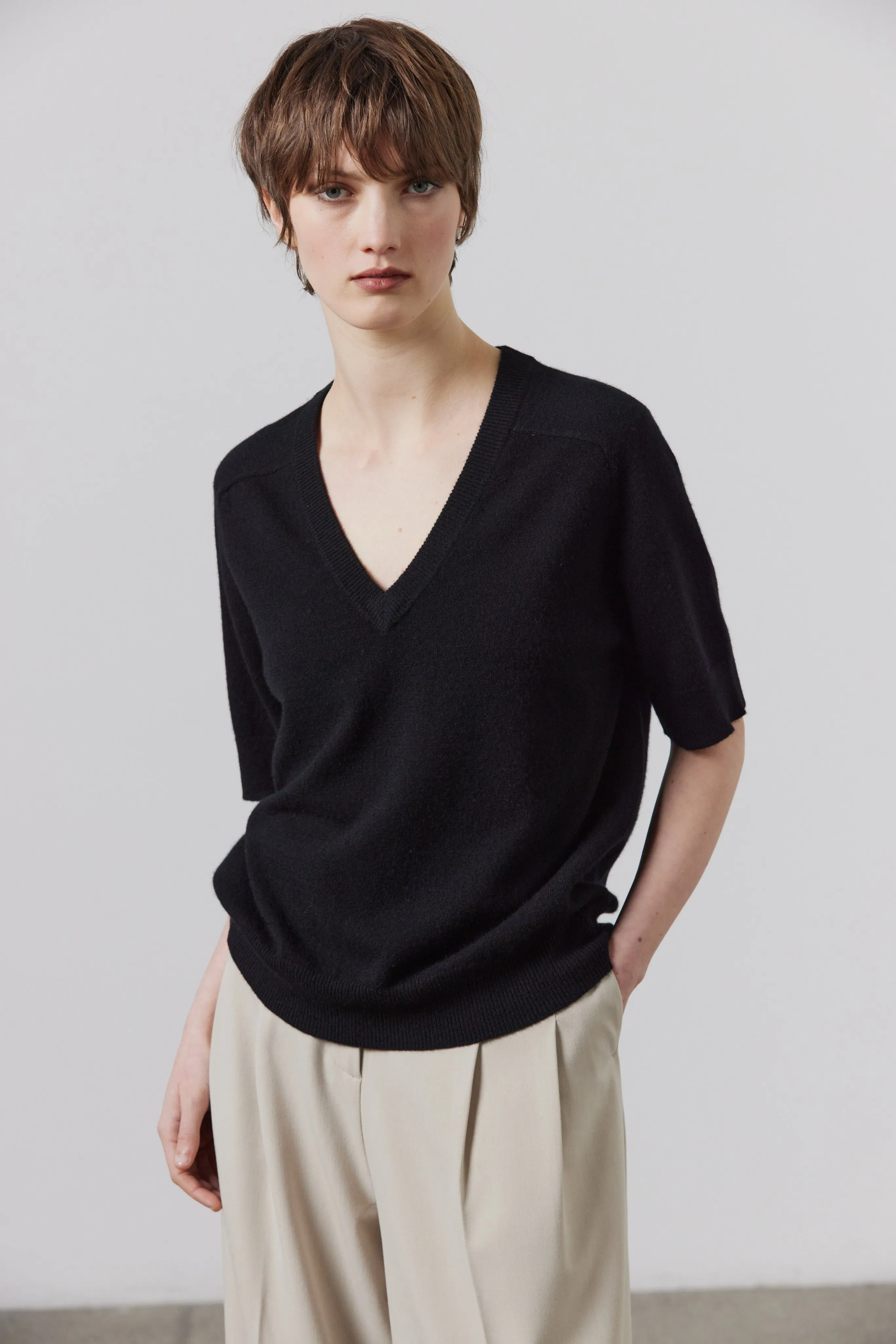 Jasper Cashmere V-Neck - Black